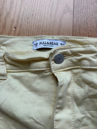 Pantalón pitillo amarillo claro
