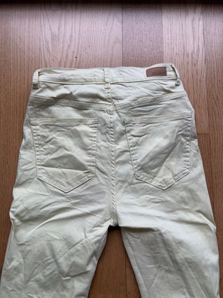 Pantalón pitillo amarillo claro