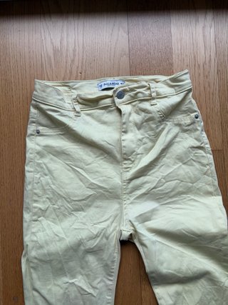 Pantalón pitillo amarillo claro