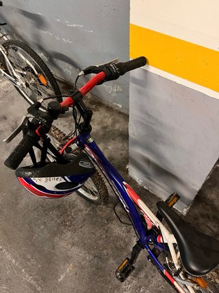 Bicicleta y casco unisex azul roja y blanca