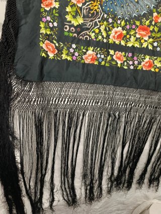 MANTÓN MANILA CON BORDADOS DE PAVOS REALES Y ROSAS