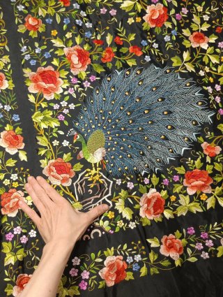 MANTÓN MANILA CON BORDADOS DE PAVOS REALES Y ROSAS