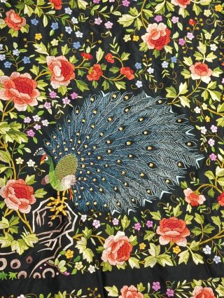 MANTÓN MANILA CON BORDADOS DE PAVOS REALES Y ROSAS