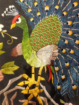 MANTÓN MANILA CON BORDADOS DE PAVOS REALES Y ROSAS