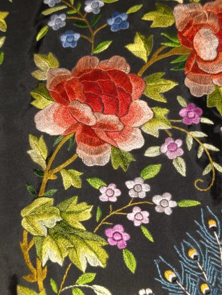 MANTÓN MANILA CON BORDADOS DE PAVOS REALES Y ROSAS