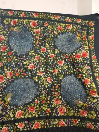 MANTÓN MANILA CON BORDADOS DE PAVOS REALES Y ROSAS