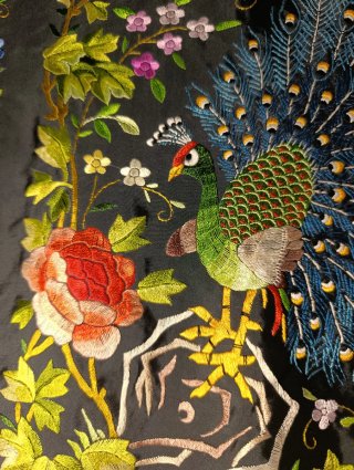 MANTÓN MANILA CON BORDADOS DE PAVOS REALES Y ROSAS