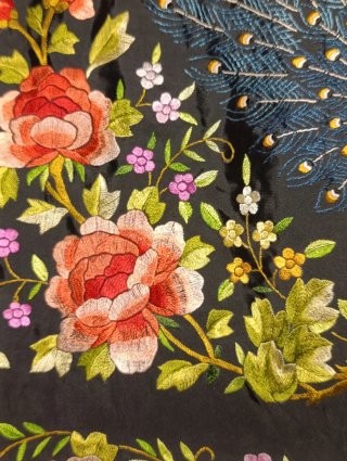 MANTÓN MANILA CON BORDADOS DE PAVOS REALES Y ROSAS