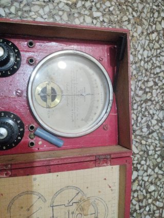Antiguo voltímetro MEVOMETRE