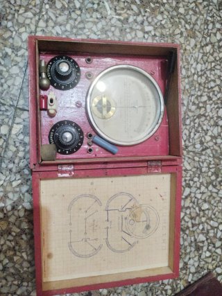 Antiguo voltímetro MEVOMETRE