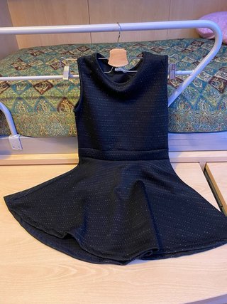 Maglione bianco Piazza Italia e vestito nero bimba