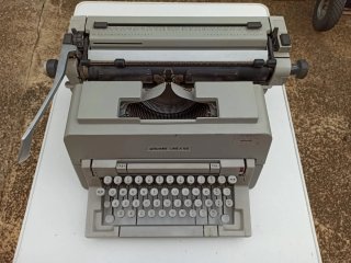 Máquina de escribir Olivetti Línea 98
