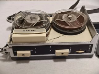 Grabadora portátil pequeña Sanyo MC-2A Japan 1960s
