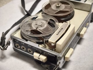Grabadora portátil pequeña Sanyo MC-2A Japan 1960s