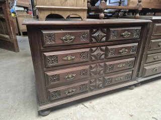 Cómoda de madera oscura