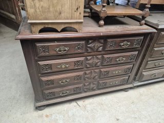 Cómoda de madera oscura