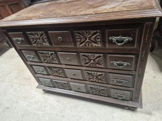 Cómoda de madera oscura