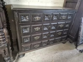 Cómoda de madera oscura