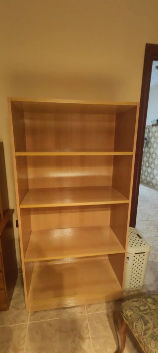 Estantería de madera clara.