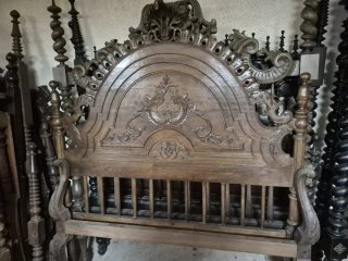 Cama de madera tallada antigua