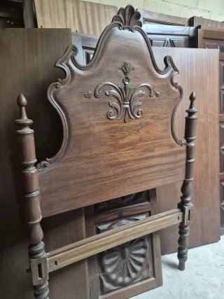 Cama de madera tallada antigua