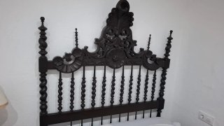 Cama de madera tallada antigua