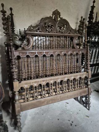 Cama de madera tallada antigua