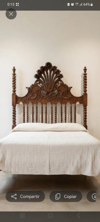 Cama de madera tallada antigua