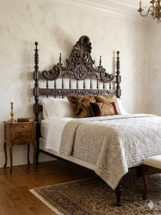 Cama de madera tallada antigua
