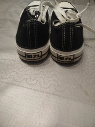 Zapatillas negras y blancas