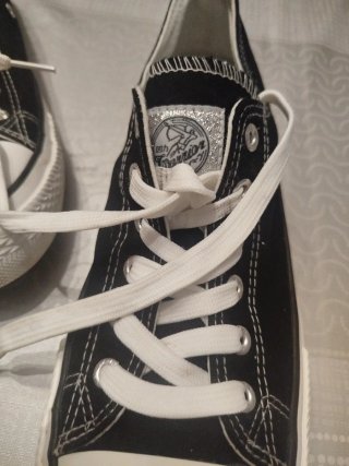 Zapatillas negras y blancas
