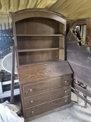 Escritorio antiguo de madera con cajones