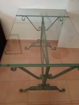 Mesa de forja con sobre de cristal