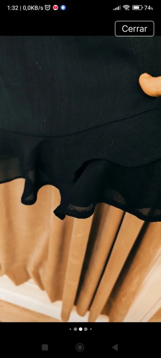 Vestido negro con volantes