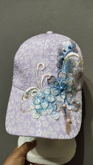Gorra lila floral bordada