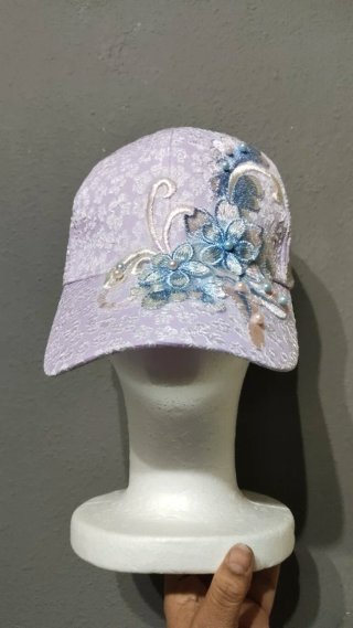 Gorra lila floral bordada