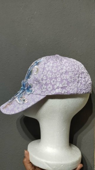 Gorra lila floral bordada