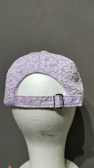 Gorra lila floral bordada