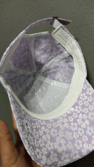 Gorra lila floral bordada