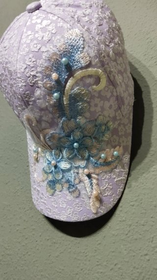 Gorra lila floral bordada