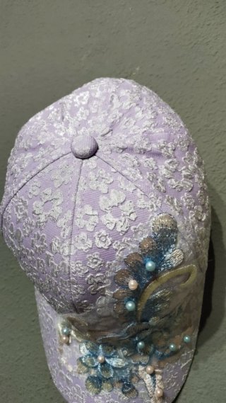 Gorra lila floral bordada