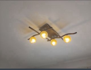 Lámpara de salón dorada y transparente