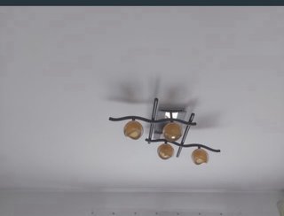 Lámpara de salón dorada y transparente