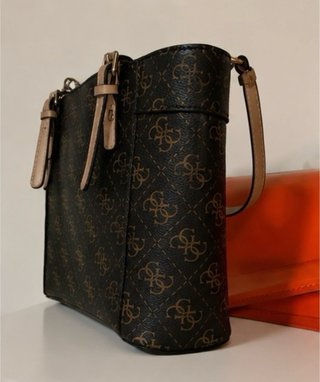 Bolso Guess Monogram Marrón y Beige