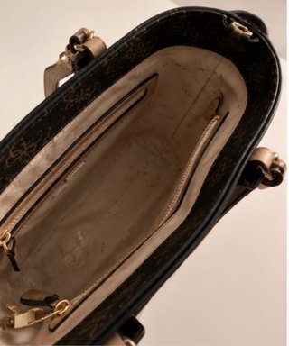 Bolso Guess Monogram Marrón y Beige