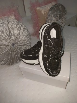 Botines negros y blancos
