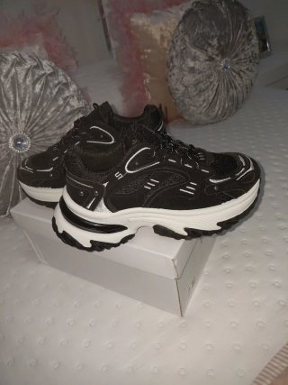 Botines negros y blancos