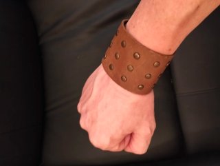 Muñequera de cuero con tachuelas