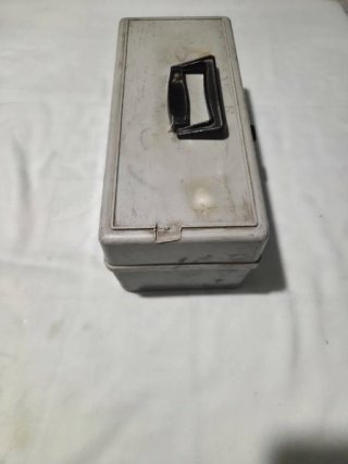 Caja de herramientas metálica gris