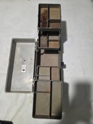 Caja de herramientas metálica gris